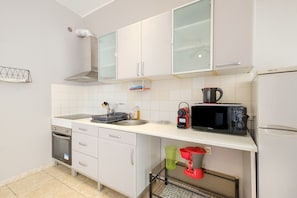 Fridge, microwave, oven, stovetop - Studio Apartment 'Residence Les Palombes' with Wi-Fi and Air Conditioning (Nice)