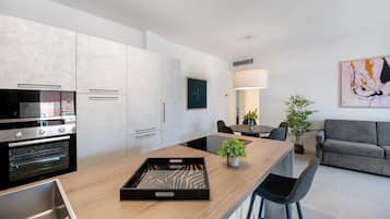 Refrigerador, microondas, horno, placa de cocina