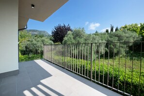 Property grounds - Apartment 'Eleonora C3' with Shared Pool, Private Terrace, and Air Conditioning (Garda)