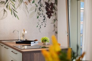 Réfrigérateur, micro-ondes, four, plaque de cuisson