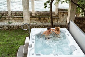 Bain à remous extérieur