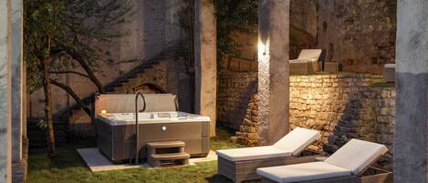 Tina de hidromasaje al aire libre