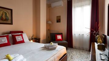 4 bedrooms, iron/ironing board, free WiFi, bed sheets