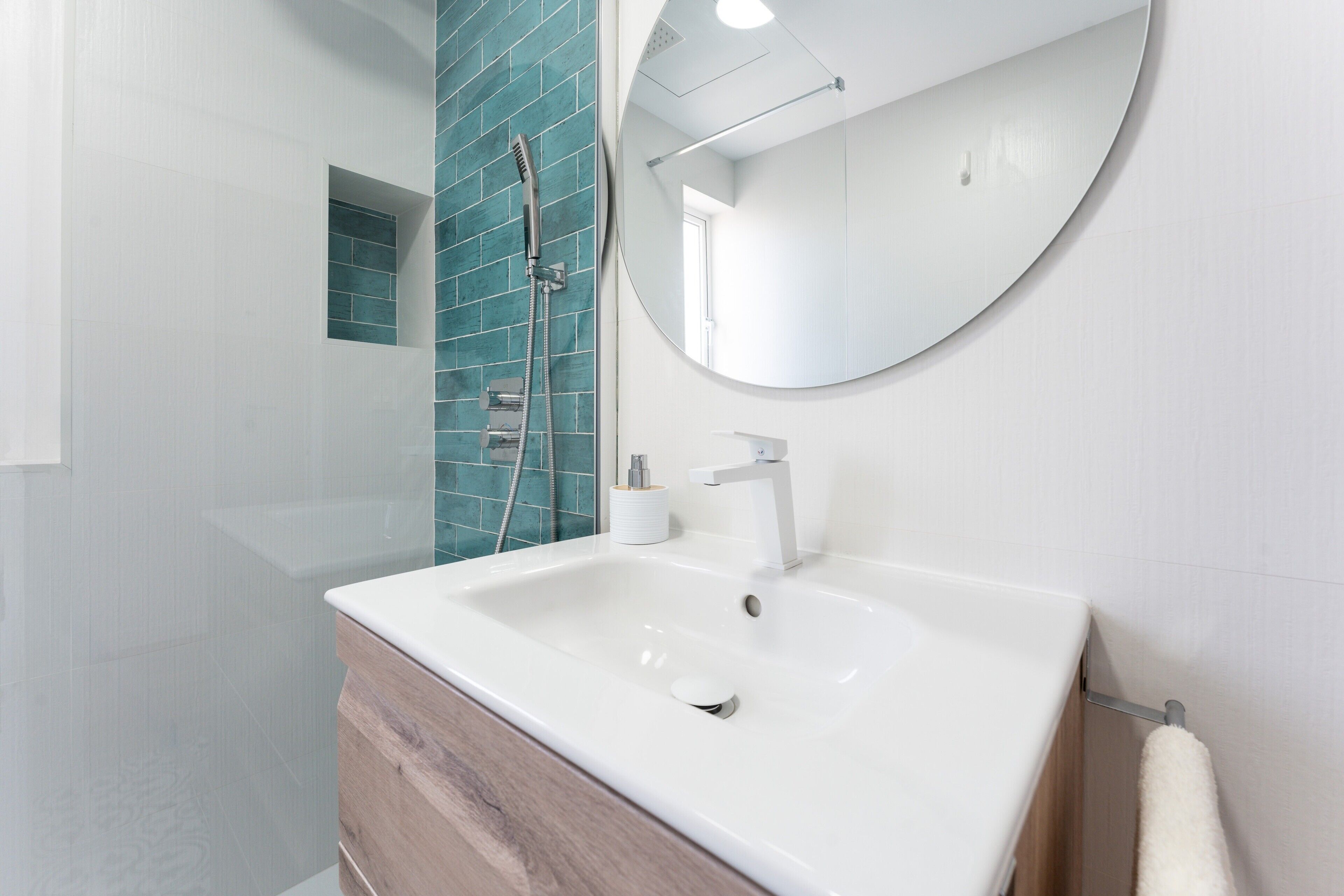 Een douche, een haardroger, handdoeken