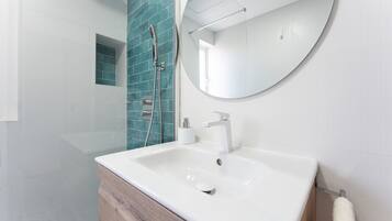 Een douche, een haardroger, handdoeken