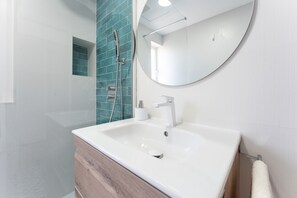 Douche, sèche-cheveux, serviettes fournies