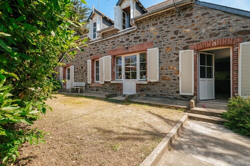 Holiday Home 'Maison Pleneuf Val André Proche Mer' with Private Terrace, Private Garden and Wi-Fi