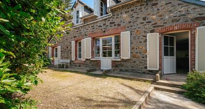 Holiday Home 'Maison Pleneuf Val André Proche Mer' with Private Terrace, Private Garden and Wi-Fi