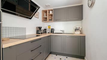 KĂŒhlschrank, Mikrowelle, Ofen, Herdplatte