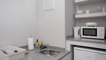 Refrigerador, microondas, parrilla de estufa y tetera eléctrica