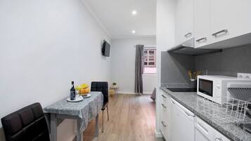 Refrigerador, microondas, parrilla de estufa y tetera eléctrica