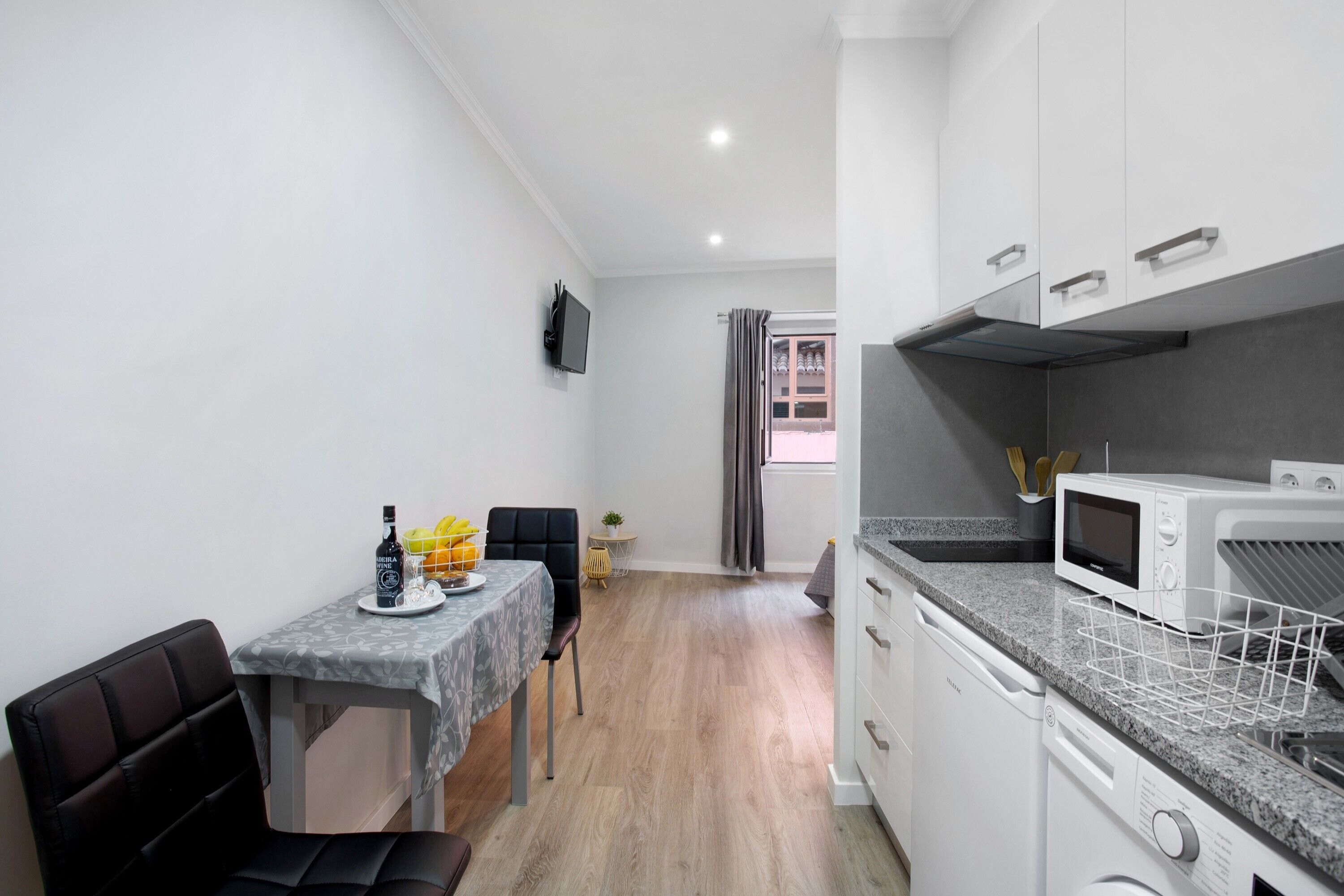 Réfrigérateur, micro-ondes, plaque de cuisson, bouilloire électrique