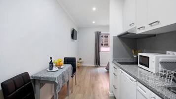 Réfrigérateur, micro-ondes, plaque de cuisson, bouilloire électrique