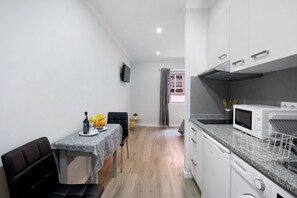 Jääkaappi, mikroaaltouuni, liesi, vedenkeitin