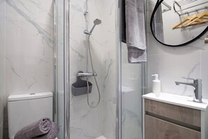 Dusche, Haartrockner, Handtücher
