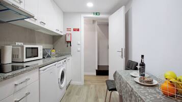 Refrigerador, microondas, parrilla de estufa y tetera eléctrica