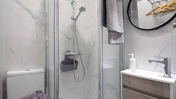 Regadera, secadora de cabello, toallas