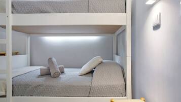 1 habitación, tabla de planchar con plancha, wifi gratis y ropa de cama