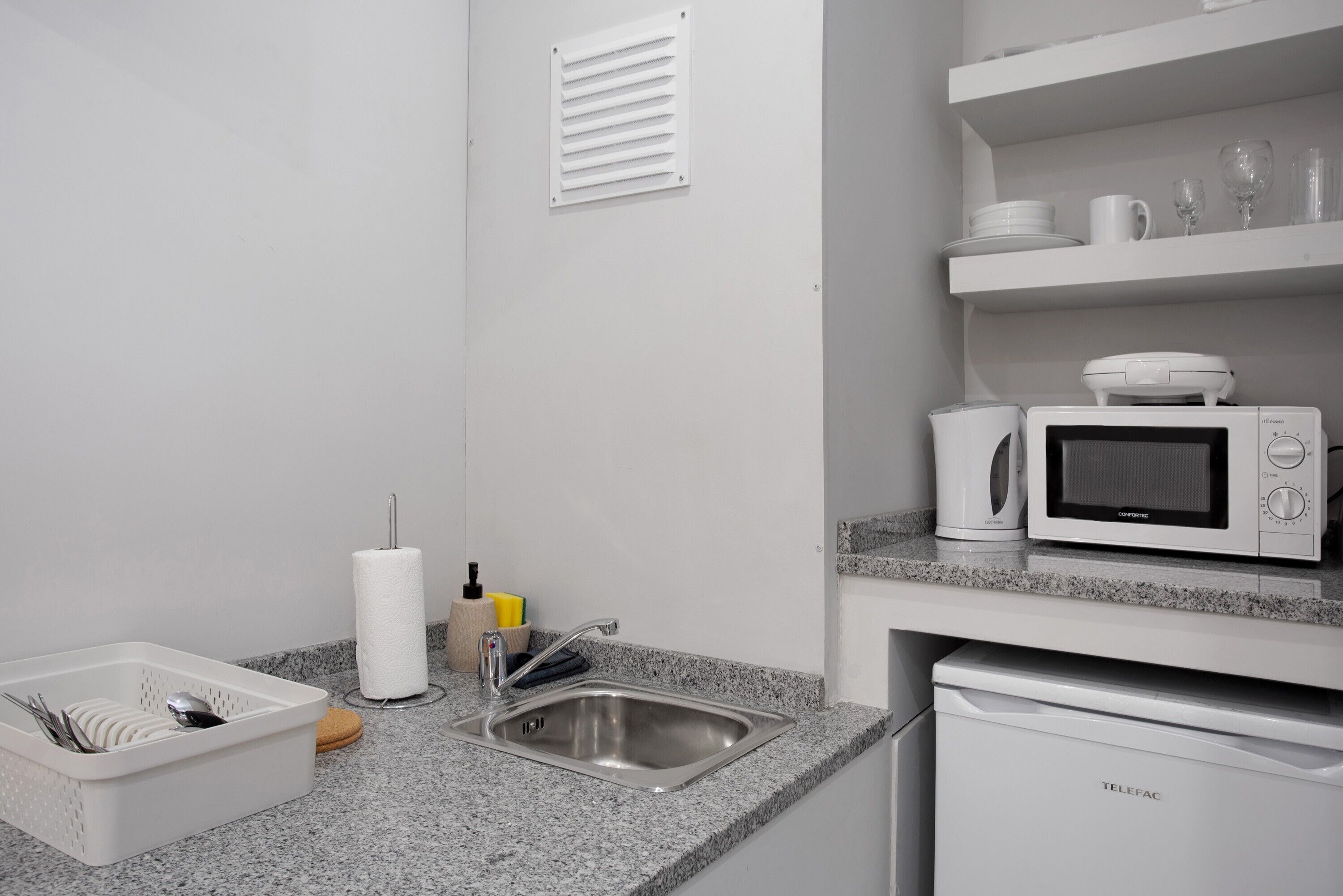 Réfrigérateur, micro-ondes, plaque de cuisson, bouilloire électrique