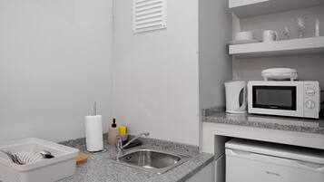 Réfrigérateur, micro-ondes, plaque de cuisson, bouilloire électrique