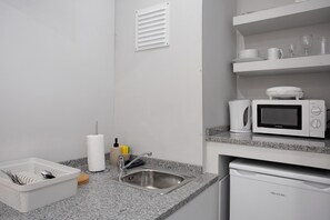 Jääkaappi, mikroaaltouuni, liesi, vedenkeitin