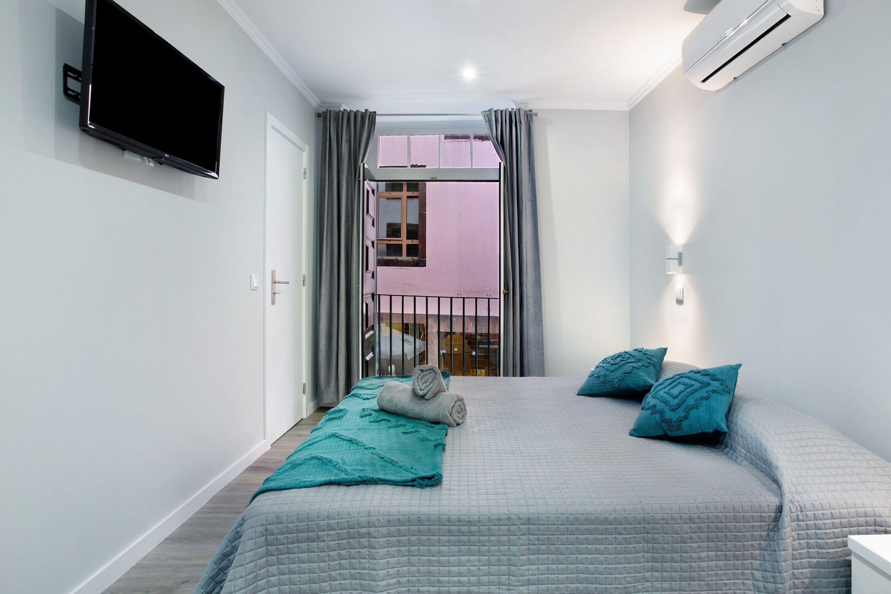 1 habitación, tabla de planchar con plancha, wifi gratis y ropa de cama 