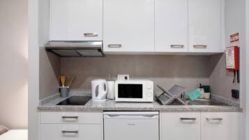 Refrigerador, microondas, parrilla de estufa y tetera eléctrica