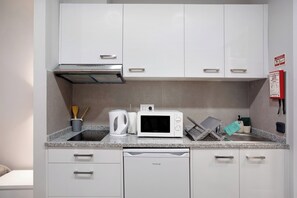 Fridge, microwave, stovetop, electric kettle - Apartment 'Família Dória Nóbrega Studio' with Balcony, Wi-Fi and Air Conditioning (Funchal)