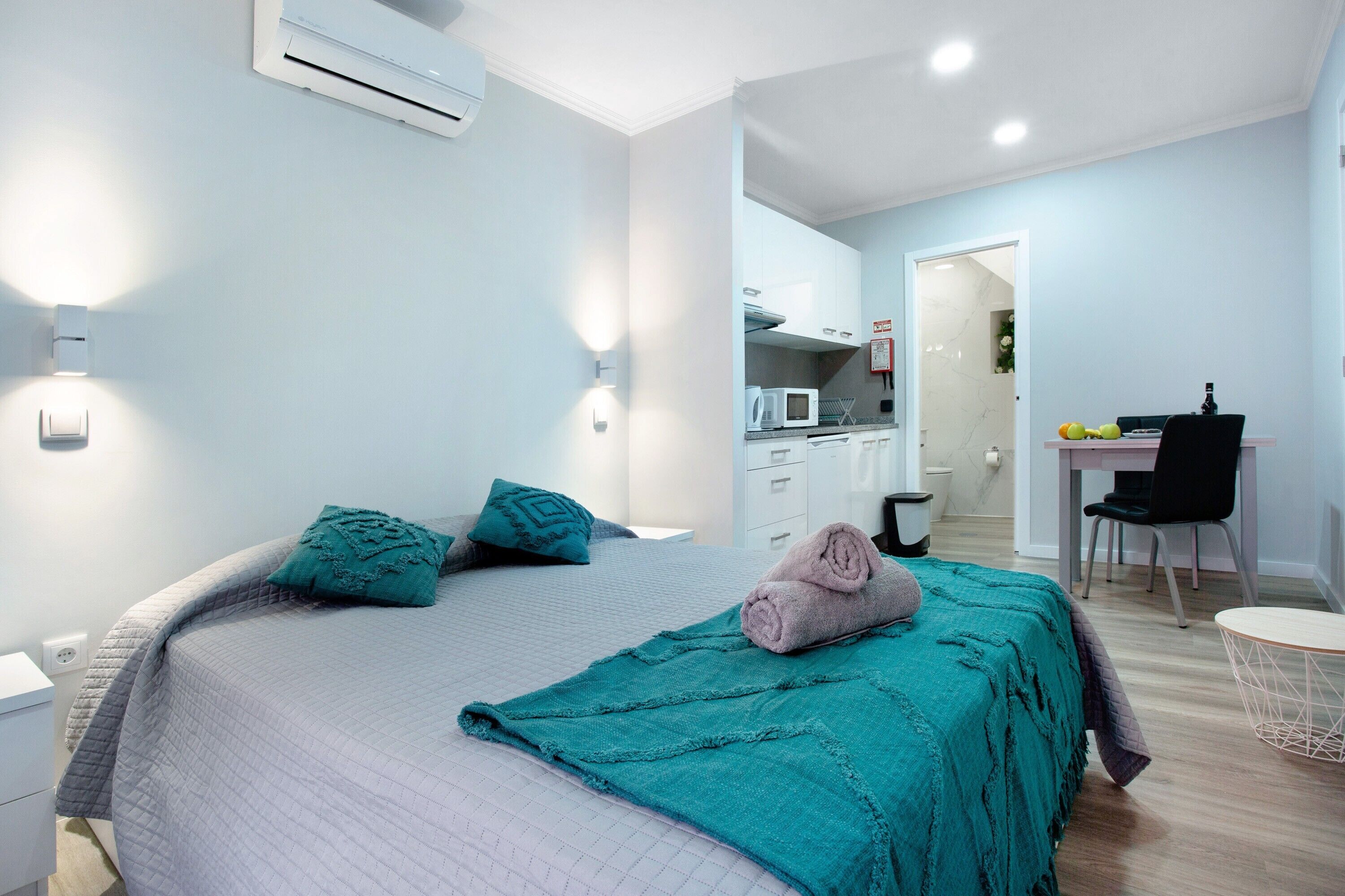 1 habitación, tabla de planchar con plancha, wifi gratis y ropa de cama 