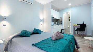 1 habitación, tabla de planchar con plancha, wifi gratis y ropa de cama