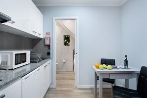Fridge, microwave, stovetop, electric kettle - Apartment 'Família Dória Nóbrega Studio' with Balcony, Wi-Fi and Air Conditioning (Funchal)