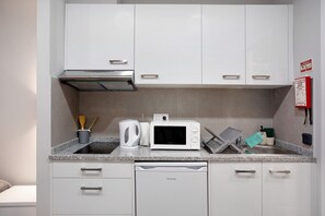 Fridge, microwave, stovetop, electric kettle - Apartment 'Família Dória Nóbrega Studio' with Balcony, Wi-Fi and Air Conditioning (Funchal)