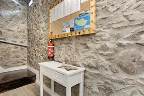 Interior - Apartment 'Família Dória Nóbrega Studio' with Balcony, Wi-Fi and Air Conditioning (Funchal)