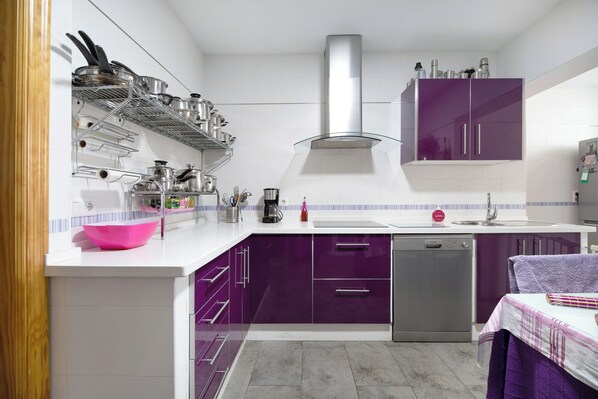 Fridge, microwave, oven, stovetop - Holiday Home 'Casa El Aguila En El Puerto' with Private Terrace and Wi-Fi (El Puerto de Santa María)