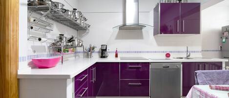 Een koelkast, een magnetron, een oven, een kookplaat