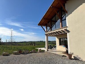 Exterior - Gîte Les Hauts d’En Perrin with Heated Pool and Mountain View (Maurens)