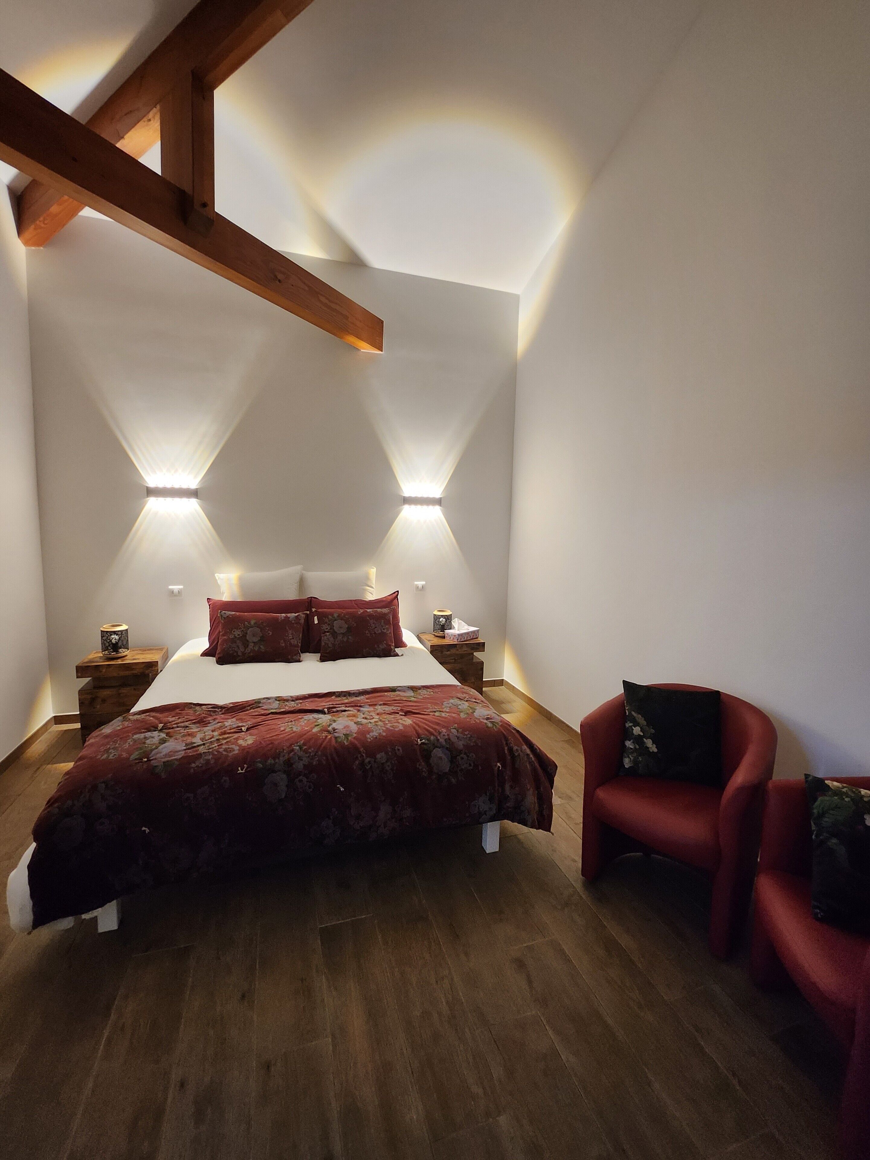 5 bedrooms, iron/ironing board, free WiFi, bed sheets