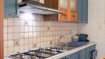 Een koelkast, een oven, een kookplaat, een koffiezetapparaat/waterkoker