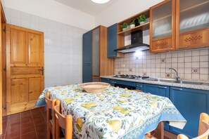 Fridge, oven, stovetop, coffee/tea maker