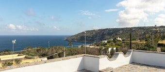 Apartment 'Appartamento Rosa' with Sea View, Private Terrace and Wi-Fi