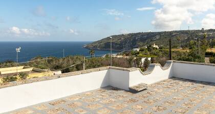 Apartamento 'Appartamento Rosa' con vistas al mar, terraza privada y Wi-Fi