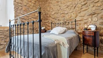 3 bedrooms, iron/ironing board, WiFi (free), bed sheets