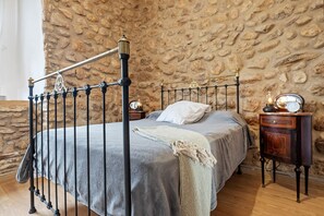 3 slaapkamers, een strijkplank/strijkijzer, gratis wifi, beddengoed