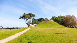 A grassy hill with a pathway leading to a structure with a cross on top. - Holiday Home 'Petite Maison' with Private Terrace and Wi-Fi (Le Croisic)