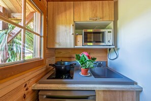 Refrigerador, microondas, parrilla de estufa y cafetera y tetera 