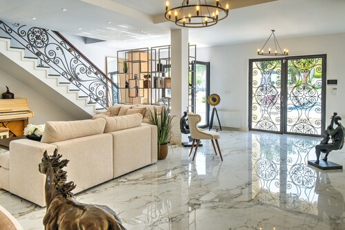 Holiday Home 'Villa Gurson' with Private Pool, Private Terrace and Private Garden