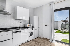 Frigorifero, microonde, piano cottura, lavastoviglie