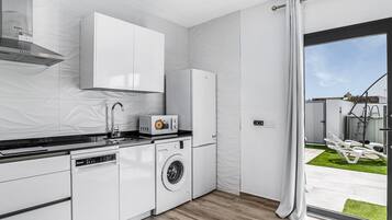 Réfrigérateur, micro-ondes, plaque de cuisson, lave-vaisselle