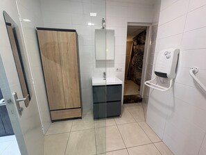 Shower, hair dryer, towels