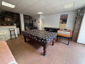 Games room - Holiday Home 'Le Mas De Campels' with Mountain View, Private Pool and Wi-Fi (Saint-Georges-de-Luzençon)